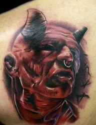男生背部超酷的一张恶魔纹身图片