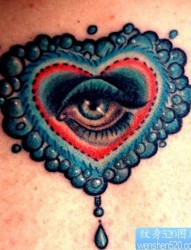 一张唯美漂亮的爱心眼睛纹身图片