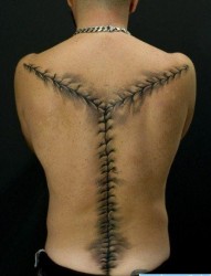 一张男生背部缝针的纹身图片