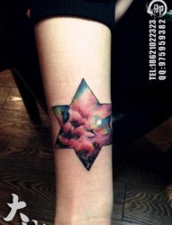 手臂漂亮流行的彩色星空纹身图片