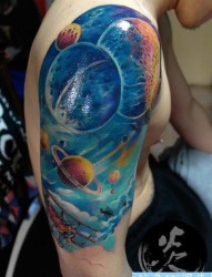手臂漂亮的彩色星空纹身图片