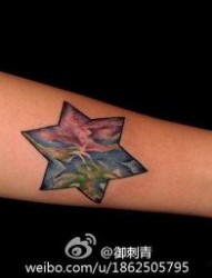 手臂漂亮梦幻的彩色星空六芒星纹身图片