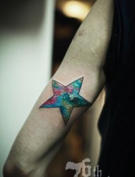 手臂帅气前卫的五角星星空纹身图片