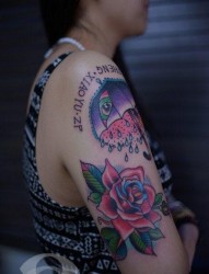手臂前卫漂亮的雨伞与玫瑰花纹身图片