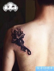 男性肩膀处经典时尚的十字架纹身图片