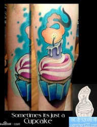 手臂经典流行的蜡烛冰激凌纹身图片