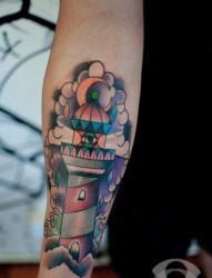 手臂前卫流行的彩色灯塔纹身图片