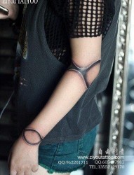 女人手臂经典另类的木偶关节纹身图片