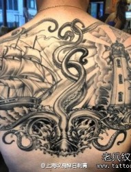 男性后背经典流行的章鱼灯塔帆船纹身图片