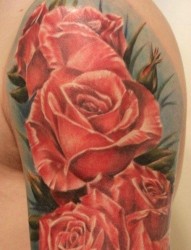手臂漂亮精美的粉色玫瑰花纹身图片