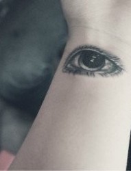 女人手腕前卫小巧的眼睛纹身图片
