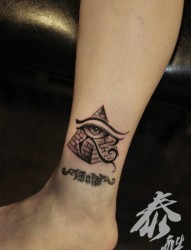 女人腿部前卫流行的荷鲁斯之眼纹身图片