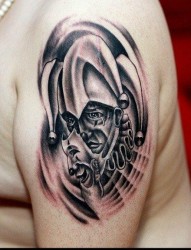 男性手臂一张忧桑的小丑纹身图片