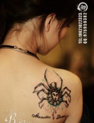 女人肩背前卫很酷的蜘蛛纹身图片