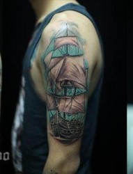 手臂前卫流行的一张帆船纹身图片