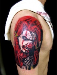 手臂前卫很酷的一张小丑纹身图片
