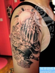手臂一张很酷帅气的祈祷的骷髅手纹身图片