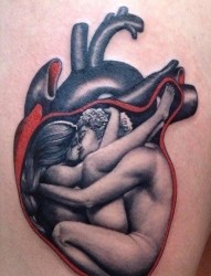 腿部经典另类的一张心脏纹身图片