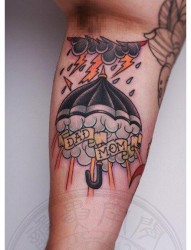 手臂流行很酷的乌云闪电雨伞纹身图片