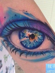 女人手臂漂亮精美的彩色眼睛纹身图片