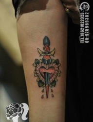 女人手臂一张小匕首与爱心纹身图片