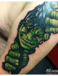 手臂很酷经典的一张绿巨人纹身图片