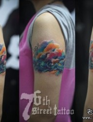 手臂精美漂亮的云彩纹身图片