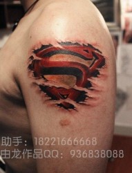 手臂前卫流行的超人标志纹身图片