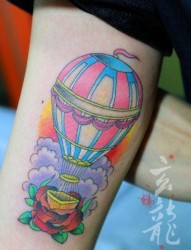 女人手臂内侧前卫流行的热气球纹身图片