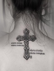 女人后背前卫经典的黑白十字架纹身图片