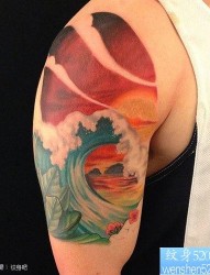 手臂精美好看的彩色浪花纹身图片