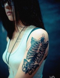 女人手臂流行很帅的骨架纹身图片