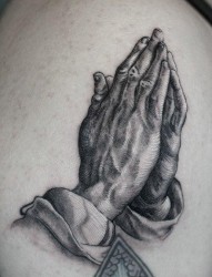 一张经典流行的祈祷之手纹身图片