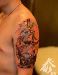 手臂流行精美的帆船纹身图片
