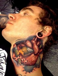 欣赏一张个性的颈部心脏纹身作品