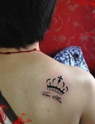 背部皇冠和英文纹身