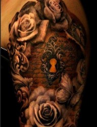 大臂上一张欧美玫瑰花纹身作品