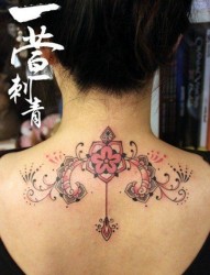 女人后颈背前卫精美的射手座纹身图片