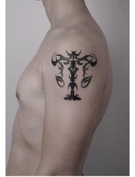 手臂一张前卫流行的图腾天秤座纹身图片