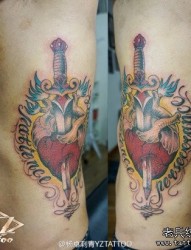 侧腰流行经典的一张匕首心脏纹身图片