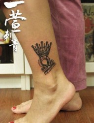 女人腿部流行精美的星座与皇冠纹身图片