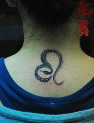 女人颈部小巧的蛇与狮子座纹身图片