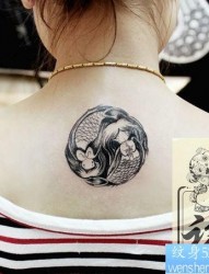 女人背部一张双鱼座纹身图片