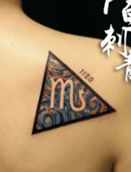 女孩子肩背天蝎座符号纹身图片