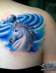 独角兽纹身图片：一张美女肩部彩色独角兽纹身图案