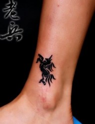 独角兽纹身图片：脚踝部位图腾独角兽纹身图案