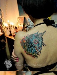 流行好看的女人肩背独角兽纹身图片