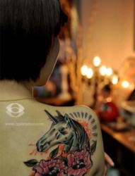 女人肩背流行时尚的独角兽纹身图片