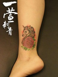 女人脚踝处可爱流行的独角兽纹身图片
