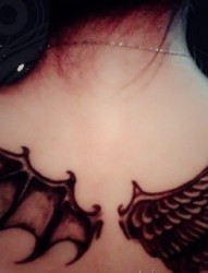 女性背部创意翅膀刺青